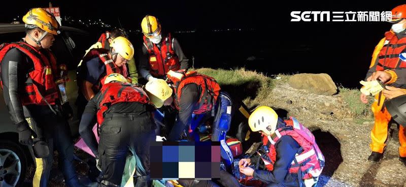 消防人員對落水女子進行CPR急救。（圖／翻攝畫面）