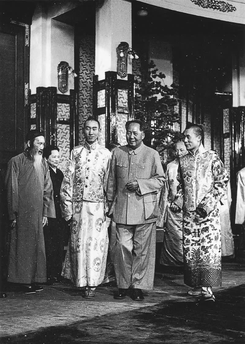 1954年年輕帥氣的西藏兩位代表人物達賴（右）、班禪（左）與毛澤東（中）世紀同框。（圖／方舟文化提供提供）