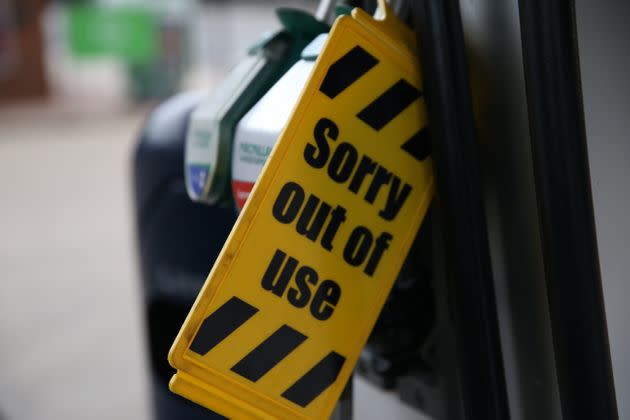 <strong>Out of use sign is attached to pumps at a petrol station in London.</strong> (Photo: Anadolu Agency via Getty Images)