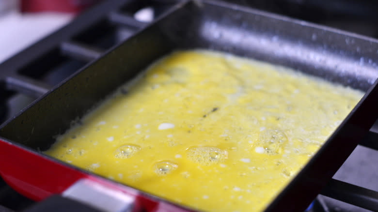 Egg cooking in a rectangular pan