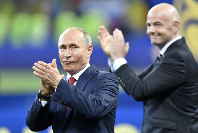 Vladimir Putin y Gianni Infantino, presidente de la FIFA, en la final del Mundial de Rusia 2018