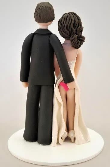 新人結婚蛋糕的裝飾人偶讓網友全傻眼。（圖／翻攝自Reddit討論區）