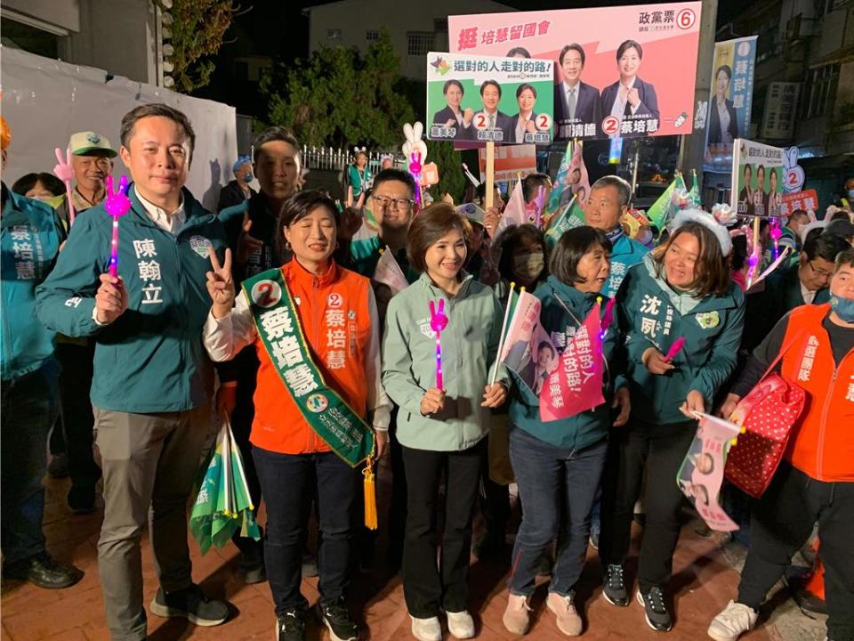 民進黨南投二選區立委蔡培慧(前排左二)求連任，12日選前之夜在名間鄉長陳翰立(前排左一)陪同下，選擇在南投市徒步掃街跟鄉親面對面請託支持。曾雪蒨攝