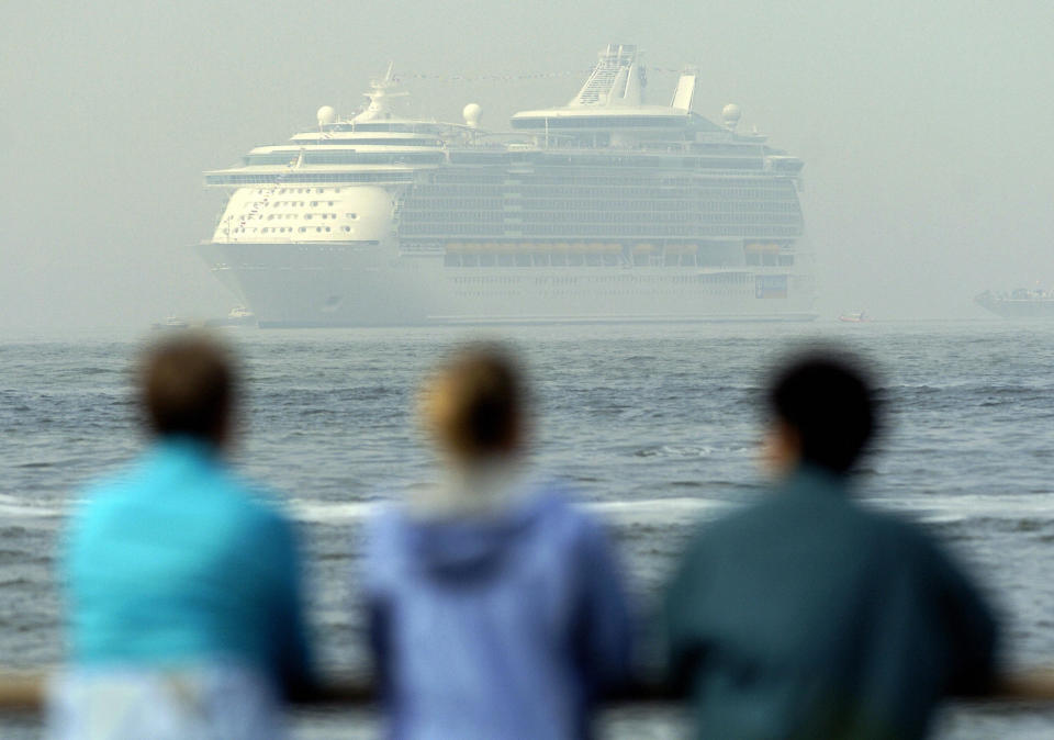 New York, UNITED STATES:  People watch Freedom of the Seas, the world's largest cruise ship, owned by Royal Caribbean, 12 May, 2006, as it sits at anchor in New York harbor in this view from Battery Park in lower Manhattan.  AFP PHOTO/Stan HONDA  (Photo credit should read STAN HONDA/AFP/Getty Images)