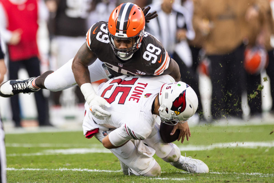 Cleveland Browns defensive end Za'Darius Smith sacks Arizona Cardinals quarterback Clayton Tune. (Photo: Scott Galvin-USA TODAY Sports)