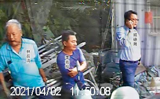 列車出軌後，台鐵花蓮工務段施工主任熊德育與李義祥及其合夥人林長清在現場的畫面，被救護車行車記錄器錄下。（翻攝畫面）