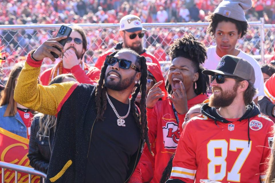 Former Kansas City Chiefs wide receiver Dwayne Bowe takes selfies with fans.<span class="copyright">Reed Hoffmann—AP</span>