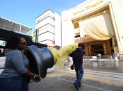 HOLLYWOOD, CA - FEBRUARY 22: Crew members carry a Oscar Statue for the red carpet for the 84th Annual Academy Awards at Hollywood and Highland on February 22, 2012 in Hollywood, California. (Photo by Michael Buckner/Getty Images)