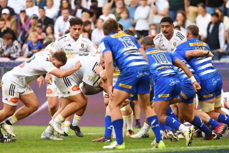 El momento en que Joel Sclavi avanza hacia anotar su try para La Rochelle