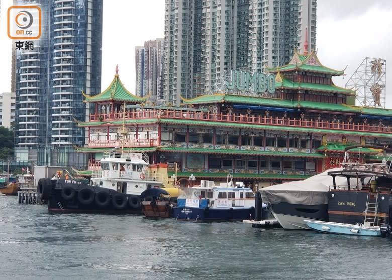 珍寶海鮮舫昨日被拖離香港，不少港人感不捨。
