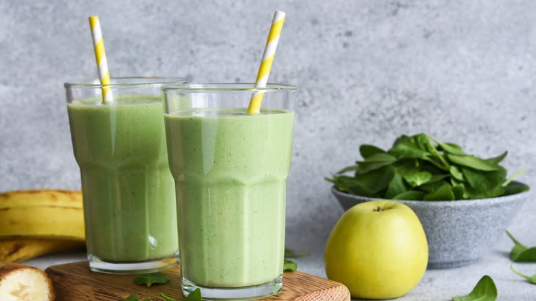 Spinach, banana and apple smoothies