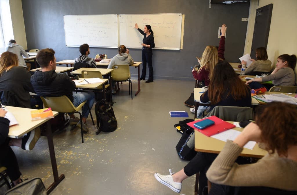 Une professeure de mathématiques au lycée Mirail à Bordeaux le 20 mars 2017. - MEHDI FEDOUACH / AFP