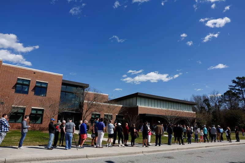 La gente hace fila para emitir sus votos en las elecciones primarias presidenciales republicanas de Carolina del Sur, en la escuela primaria Jennie Moore, en Mount Pleasant, Carolina del Sur, EEUU