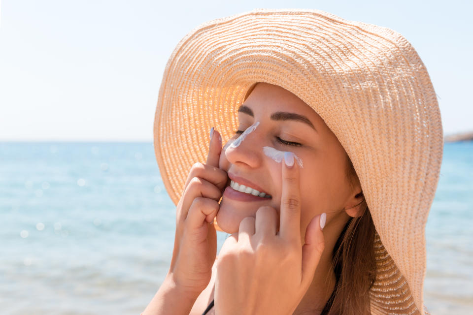 Las bases y otro tipo de maquillajes con protección solar no son suficientes para proteger nuestro rostro como es debido, por lo cual se recomienda usar productos específicos antes del maquillaje. (Getty Creative)