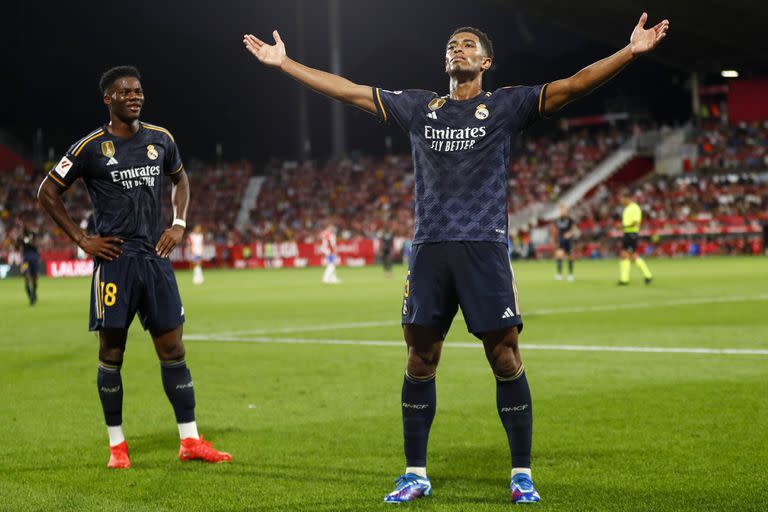 Jude Bellingham celebra tras anotar el tercer gol de Real Madrid en el triunfo ante Girona que le permitió volver a la cima de la liga española