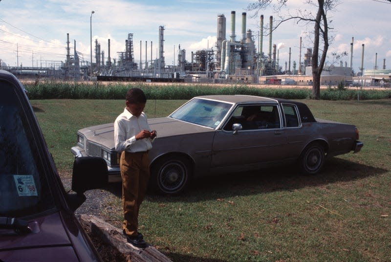 Oil and chemical refinery plants cover the landscape, next to African American communities along the Mississippi River, October, 1998, south of Baton Rouge, Louisiana. - Photo: Photo by Andrew Lichtenstein/Corbis (Getty Images)
