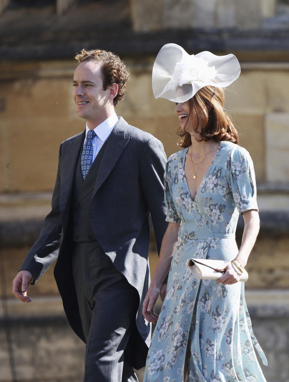 <p>Tom und Lara Inskip zählen zum engen Freundeskreis von Prinz Harry. So ist es keine große Überraschung, dass sie zur Hochzeit besonders freudig auftauchten.Während Lara Inskip auf ein schlichtes Blumenkleid setzt, ist ihre Kopfbedeckung umso auffälliger. (Bild: AP Photo) </p>