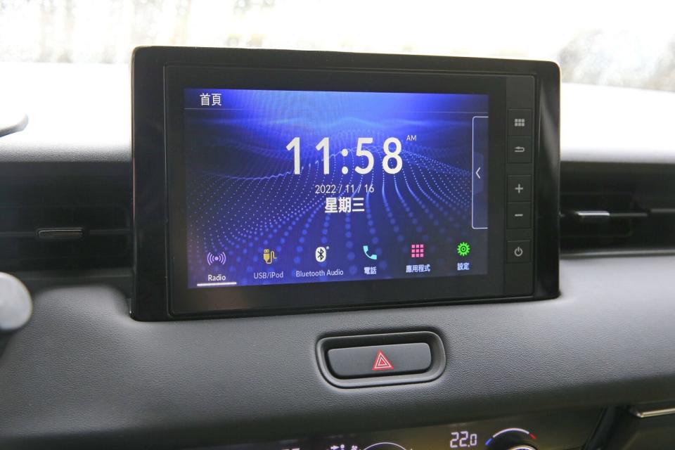 全車系標配8吋觸控式多媒體影音螢幕主機，內建廣播、藍牙影音與行動通訊等系統，並支援Apple CarPlay & Android Auto連結功能。