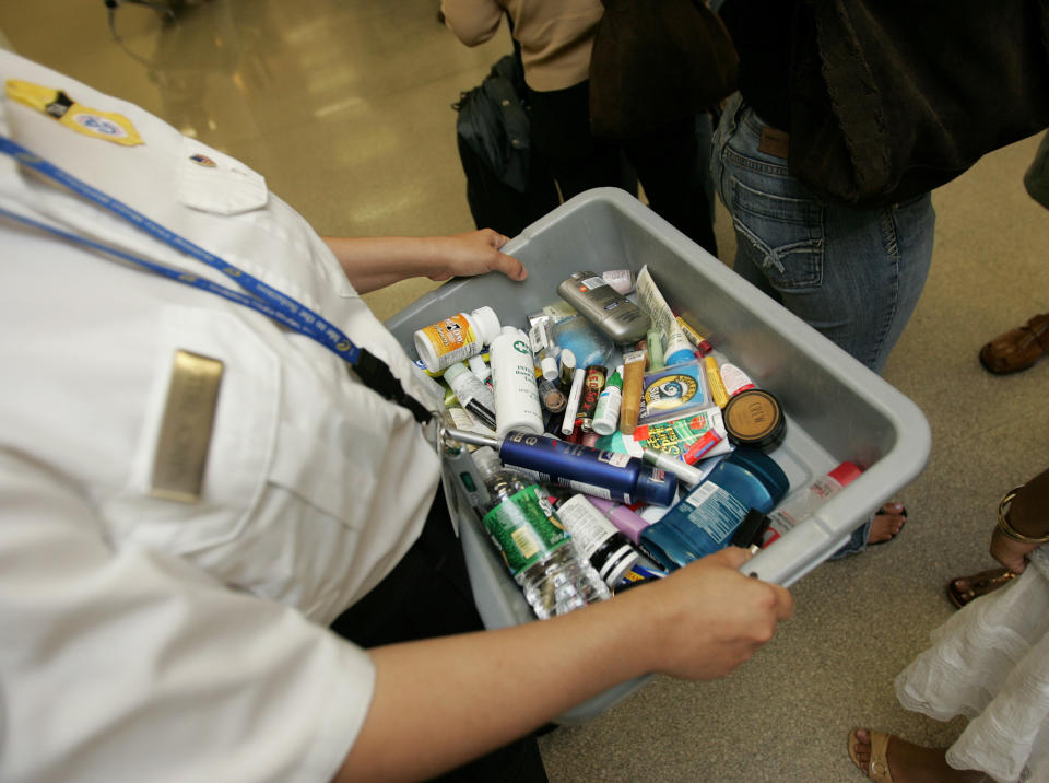 La inspectora de la TSA Nancy Reis recoge maquillaje y artículos de aseo de un pasajero en la Terminal C del aeropuerto Logan de Boston. (Foto de Rick Friedman/Corbis vía Getty Images)