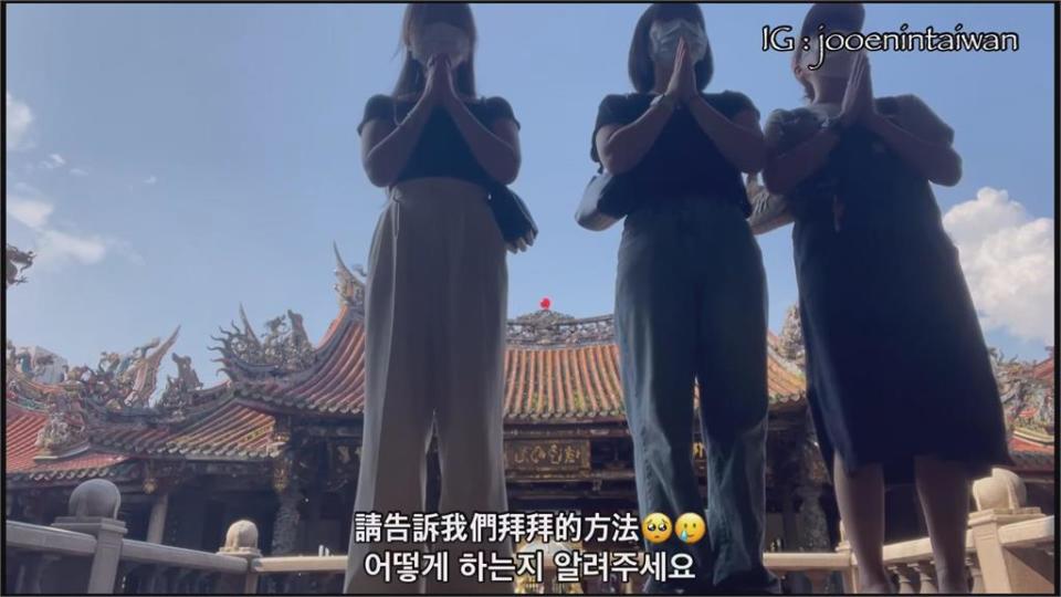 南韓女生拜拜初體驗！手忙腳亂太逗趣　網笑：誠心誠意神明就會保佑你