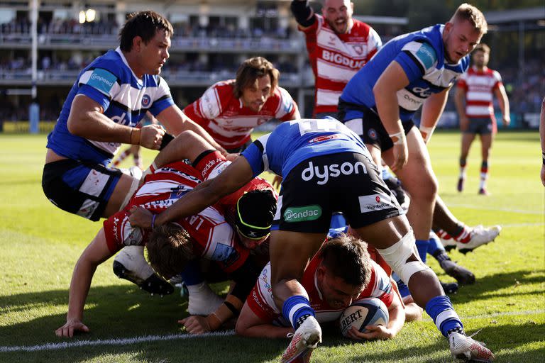 Santiago Socino, de Gloucester, anota su segundo intento durante el partido de Premiership de Gallagher en The Recreation Ground, Bath