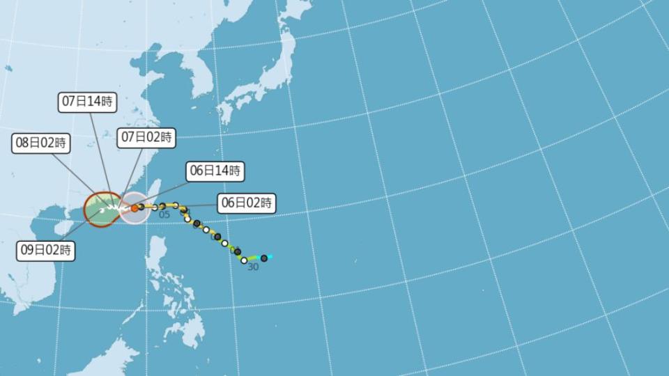 小犬颱風中心昨日掠過鵝鑾鼻之後進入台灣海峽南部，順利向西移動。（圖／中央氣象署）