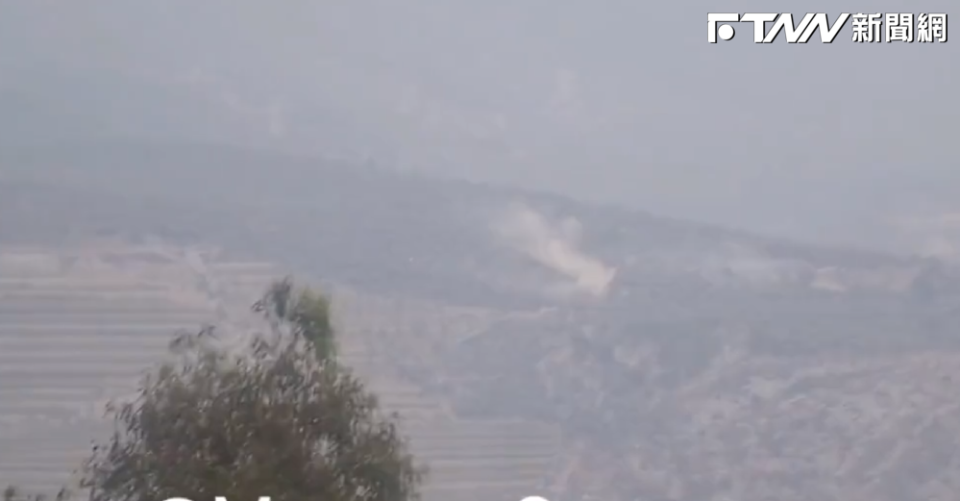 以色列遭黎巴嫩砲火轟擊，以色列軍方隨即開砲還擊。（圖／翻攝自推特）