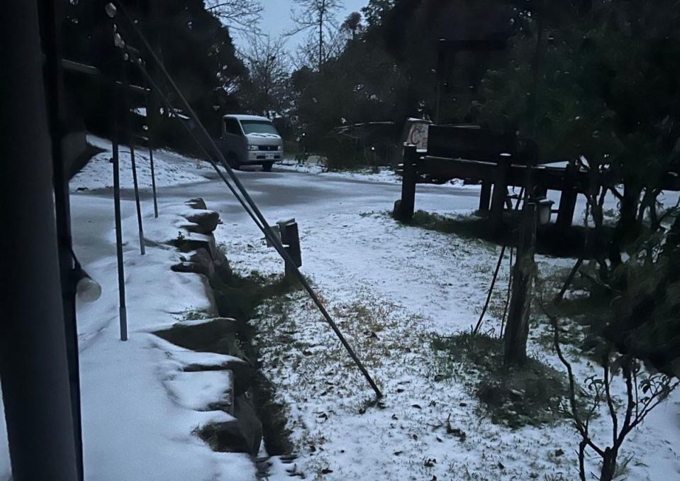 尖石後山大雪路面結冰，24日4所小學再停課一天。（圖：縣府提供）