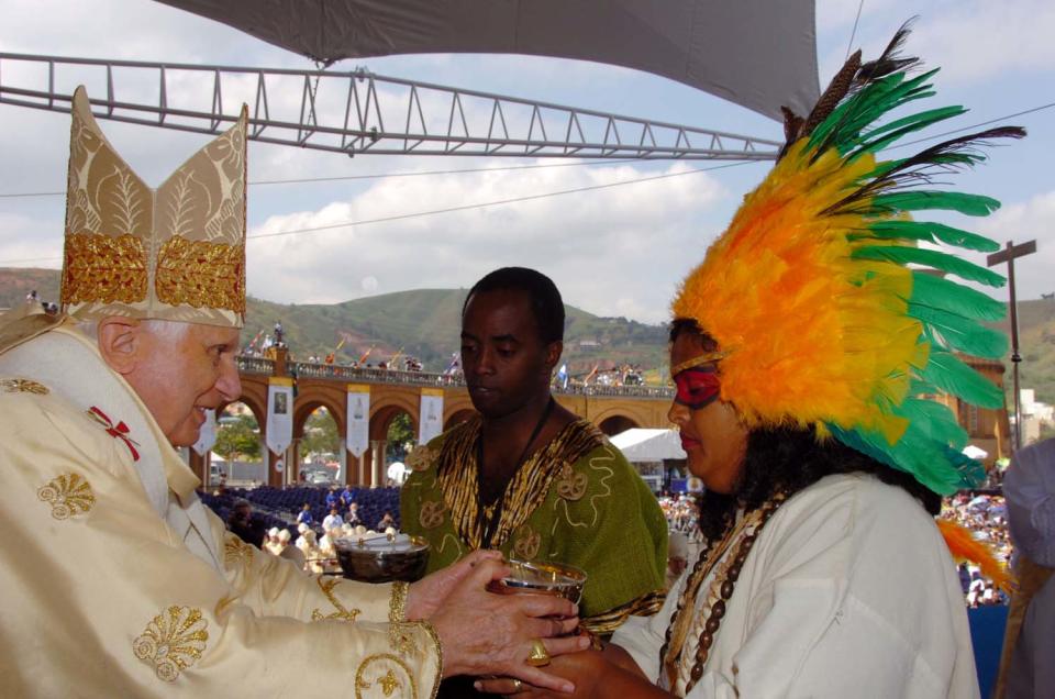 Benedicto XVI se encuentra con un indígena en la Basílica de Nuestra Señora de Aparecida, en mayo 13 de 2007, en Aparecida, Brasil, durante su primera visita a Suramérica. L'Osservatore Romano-Vatican Pool via Getty Images)