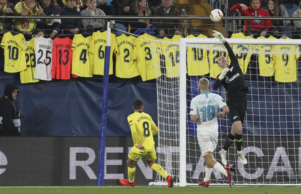 Zenit's goalkeeper Andrei Lunev tips the ball over the bar during a Europa League round of 16, 2nd leg soccer match between Villarreal and Zenit St.Petersburg at the Ceramica stadium in Villarreal, Spain, Thursday March 14, 2019. (AP Photo/Alberto Saiz)