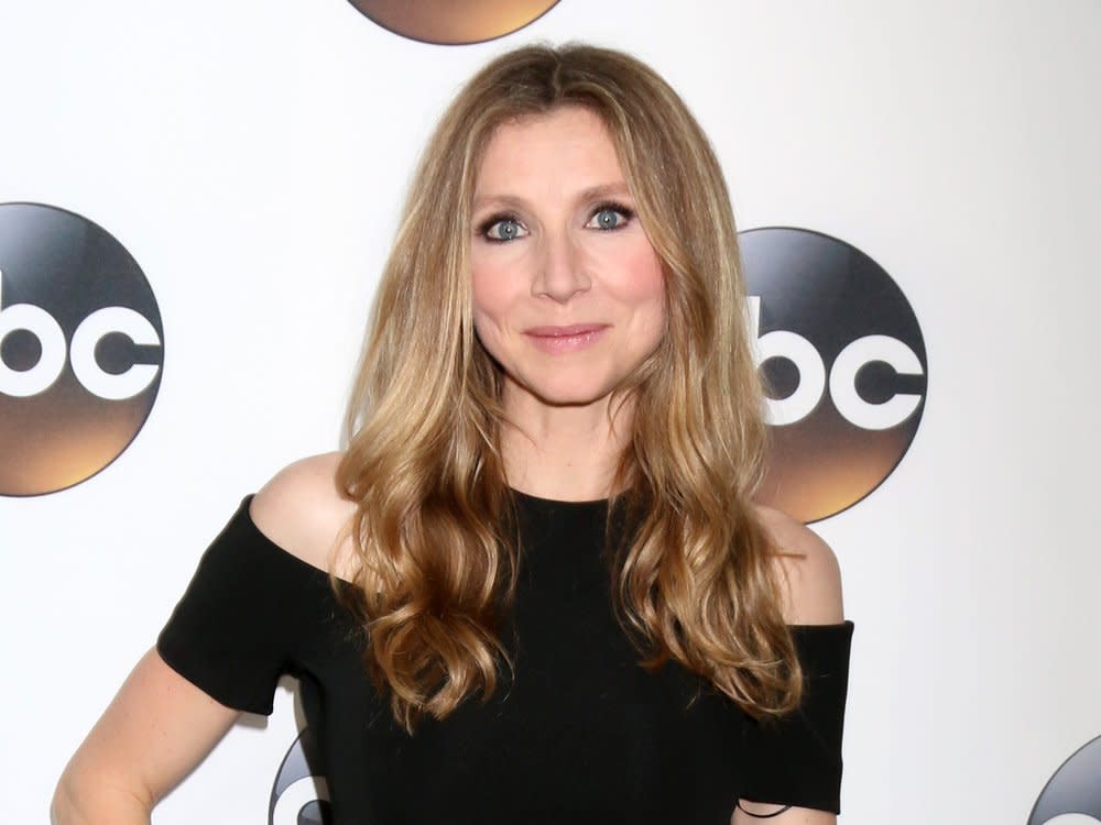 Sarah Chalke wurde durch "Scrubs" und "Roseanne" bekannt. (Bild: 2018 Kathy Hutchins/Shutterstock.com)