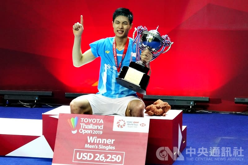 台灣羽球一哥周天成4日在泰國羽球公開賽男單決賽，決勝局連續化解對手4個賽末點，以21比14、11比21、23比21擊敗香港選手伍家朗，抱走冠軍。（中央社）