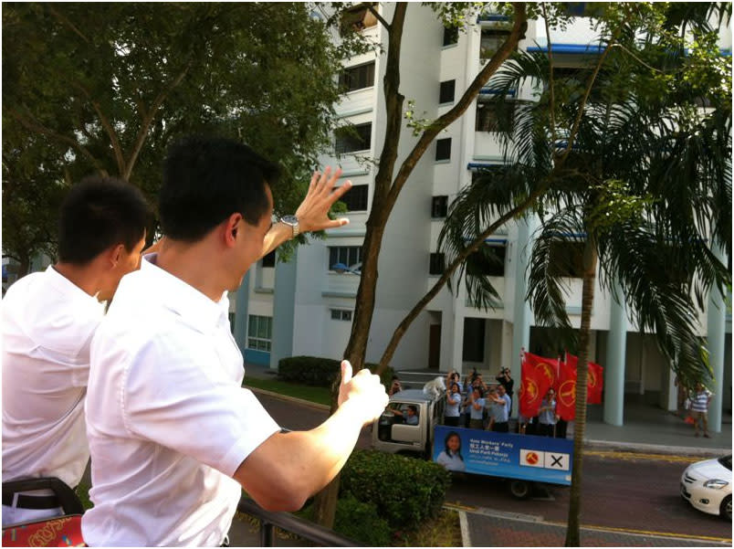 PAP's Dr Koh gives a congratulatory clap to the Workers' Party's team, which waves back.