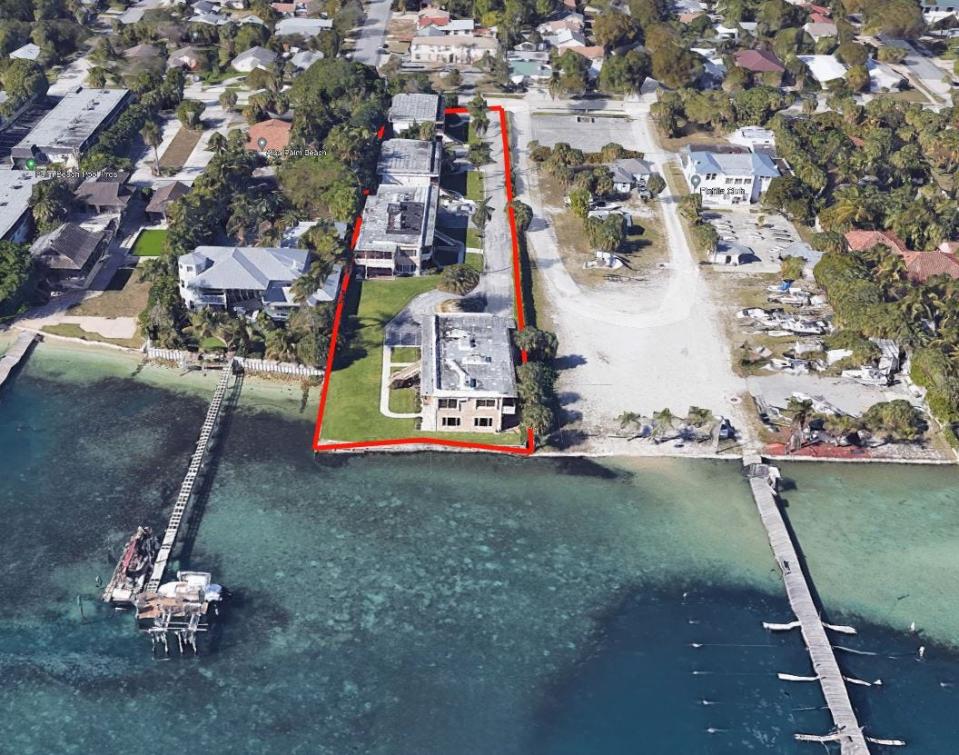 Units in the 60-year-old Flagler Cove condominium, outlined in red, sold for more than $1 million in 2023 to the developer of Alba Palm Beach, a new luxury condominium two lots south of Flagler Cove. The lot to the right (north) is owned by the Flotilla Club.