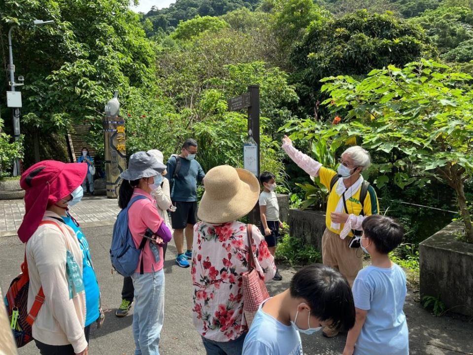 台北大縱走活動邀請專業導覽老師，為民眾解說貴子坑親山步道的生態及歷史。（北市觀傳局提供）