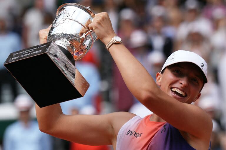 El festejo de Iga Swiatek, campeona de Roland Garros tras superar ampliamente a Jasmine Paolini en el estadio Philippe-Chatrier.