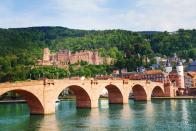 Das Schloss Heidelberg zählt unbestreitbar zu den berühmtesten Bauwerken Deutschlands. Als Wahrzeichen der Stadt thront die Schlossruine über dem Stadtbild und zieht viele Besucher auch aus dem Ausland an. Vor allem im Pfälzischen Erbfolgekrieg Ende des 17. Jahrhunderts wurde das Schloss stark beschädigt. Zuvor war es die Residenz der Kurfürsten von der Pfalz. (Bild: iStock / SerrNovik)