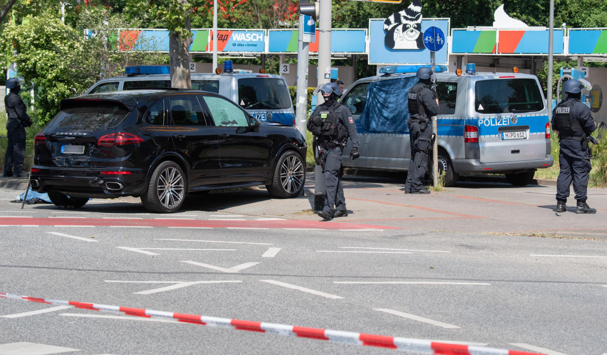 Polizisten sichern einen Tatort an der Herschelstraße. Am Mittag kam es auf offener Straße zu einer Auseinandersetzung zwischen Insassen von zwei PKW, in dessen Verlauf ein Mann getötet wurde. (Bild: dpa)