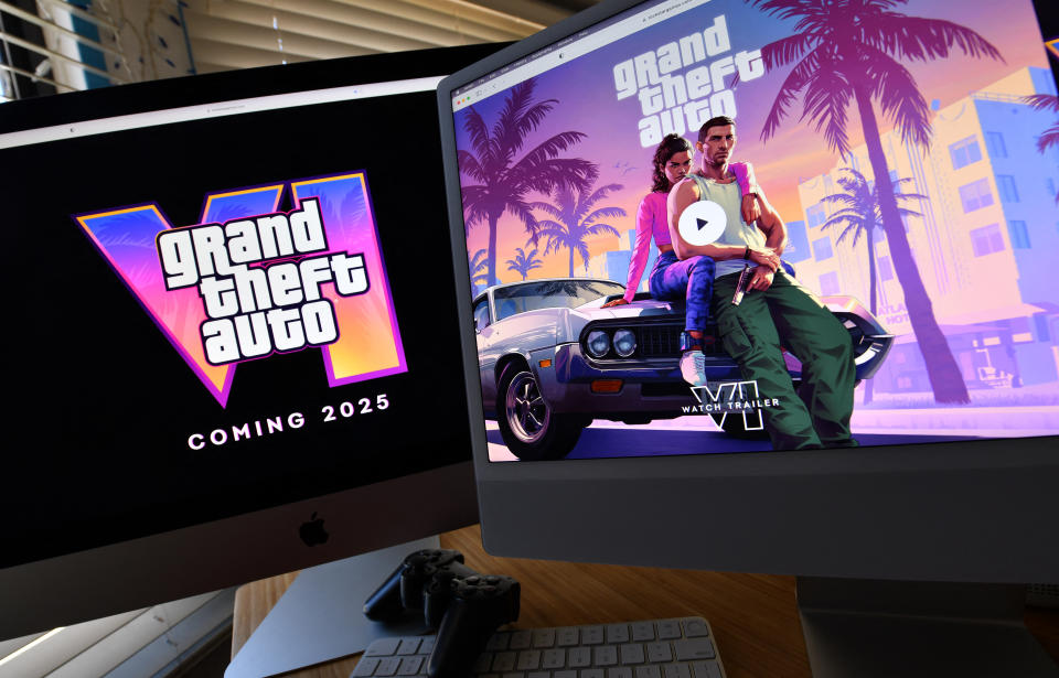 Esta ilustração, criada em Los Angeles, Califórnia, em 5 de dezembro de 2023, mostra um trailer de Grand Theft Auto 6 da Rockstar Games sendo reproduzido em telas de computador.  O primeiro trailer do jogo 