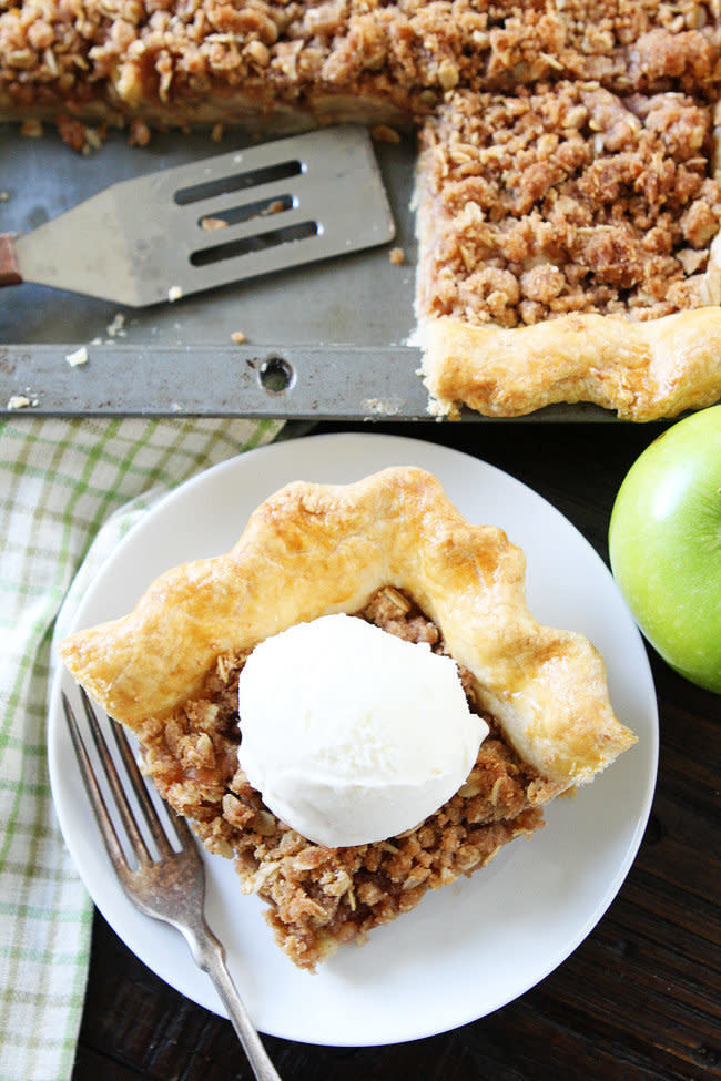 <strong>Get the <a href="http://www.twopeasandtheirpod.com/apple-slab-pie-with-crumb-topping/" target="_blank">Apple Slab Pie With Crumb Topping recipe</a>&nbsp;from&nbsp;Two Peas and their Pod</strong>