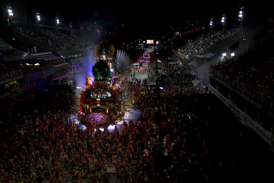 Intérpretes de la escuela de samba Salgueiro desfilan durante las celebraciones de Carnaval en el Sambódromo de Río de Janeiro, Brasil, a primera hora del lunes 12 de febrero de 2024. (AP Foto/Bruna Prado)