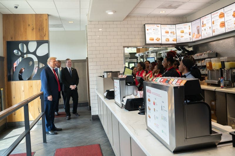 ATLANTA, GEORGIA - APRIL 10: Former U.S. President Donald Trump meets employees during a visit to a Chick-fil-A restaurant on April 10, 2024 in Atlanta, Georgia. Trump is visiting Atlanta for a campaign fundraising event he is hosting. ( - Photo: Megan Varner (Getty Images)