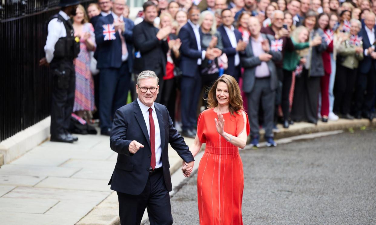 <span>Keir Starmer and his wife, Victoria, arrive in Downing Street and greet supporters in London.</span><span>Photograph: David Levene/The Guardian</span>