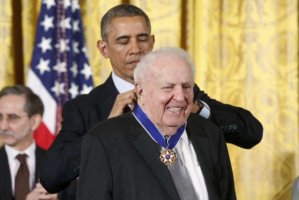 U.S. President Barack Obama presents the Presidential Medal of Freedom to five-term Congressman from Illinois Abner Mikva (R) during a White House ceremony in Washington, November 24, 2014. (REUTERS/Larry Downing)