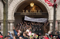 <p><b>I business di Donald Trump. </b>Anche il Trump International Hotel di Washington continuerà a gestire le proprie operazioni come sempre. (Photo by Kevin Dietsch – Pool/Getty Images) </p>