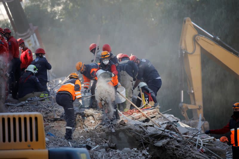 Las operaciones de rescate se llevan a cabo en un sitio después de que un terremoto golpeara el mar Egeo, en la provincia costera de Esmirna, Turquía