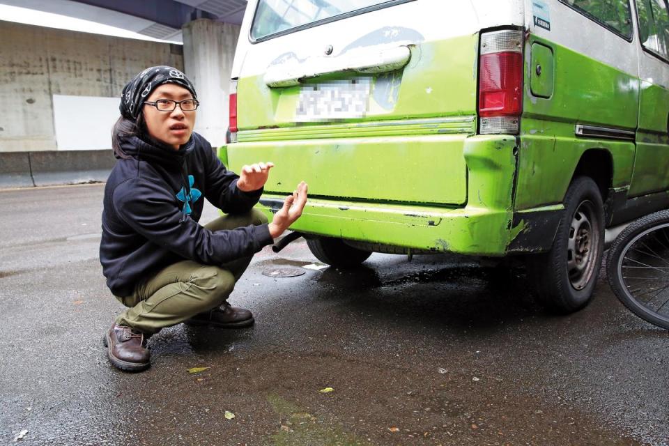 台灣國成員陳儀庭彎下腰，指出被前世界冠軍陳夆昀安裝的追蹤器位置。