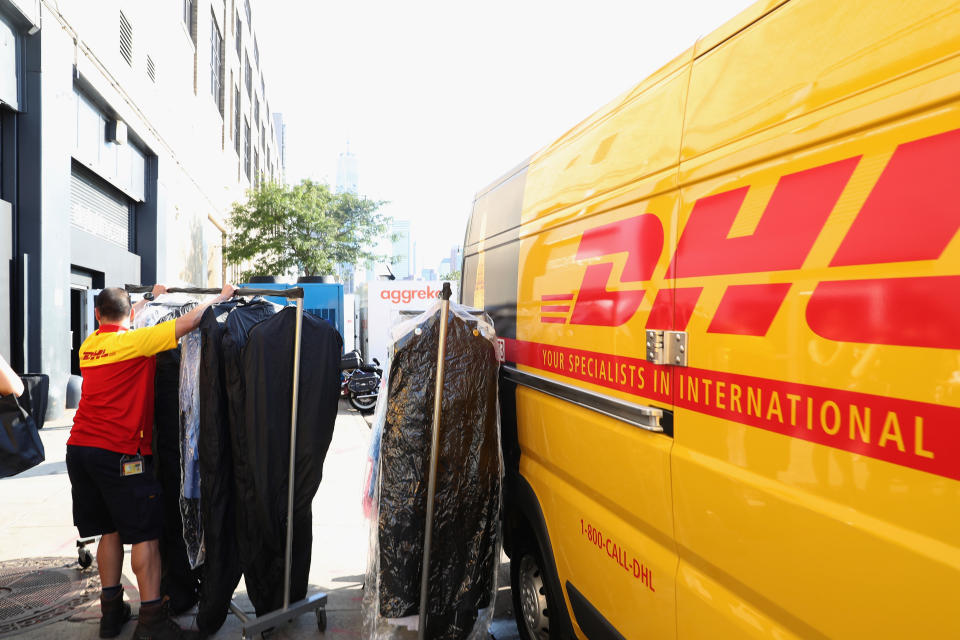 Un mensajero de DHL descarga los diseños de la colección Marcel Ostertag S/S 2017 en The Gallery at Skylight Clarkson Sq el 13 de septiembre de 2016 en la ciudad de Nueva York. (Foto de Rob Kim/Getty Images para IMG Fashion)