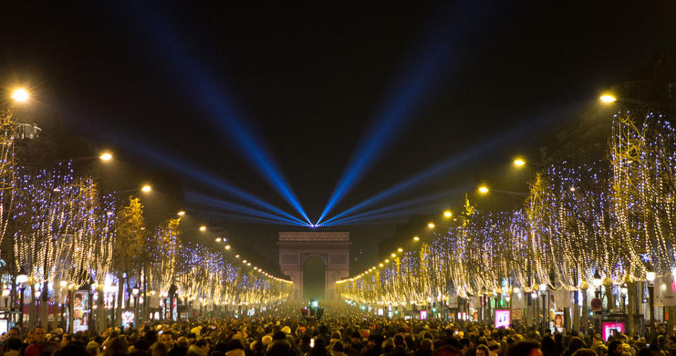 法國跨年夜 (Photo by Falcon® Photography from France, License: CC BY-SA 2.0, Wikimedia Commons提供, 圖片來源www.flickr.com/photos/falcon_33/15982447737)