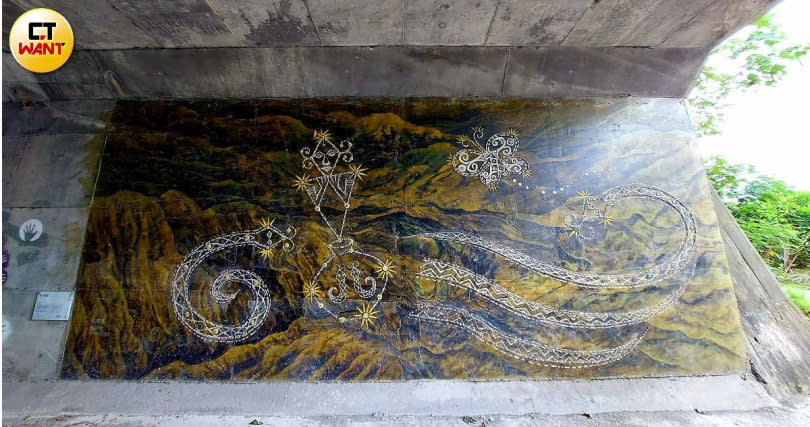 涵洞內有原民藝術家見維巴里作品「祢 那邊」，融合了排灣族神話與天上繁星。（圖／魏妤靜攝）